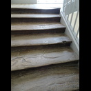 Ausgetretene Holzstufen zwischen den oberen Stockwerken des Maison des Chevaliers, unserer aktuellen Unterkunft